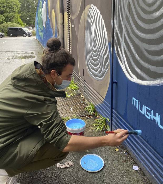 Aritz Mugerza artistak "Ahatz-Mahtz" muralagaz apaindu du Mendibile Jauregia