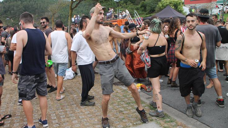 Bi urteren ondoren, hamaika lekutatik heldutako milaka herritar hurbildu zen Armintzara Txapel Reggaera