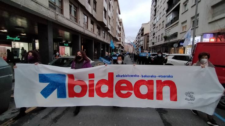 Euskal presoak etxeratzeko mobilizazio jendetsua egin dute Itzubaltzeta/Romo-Areetan