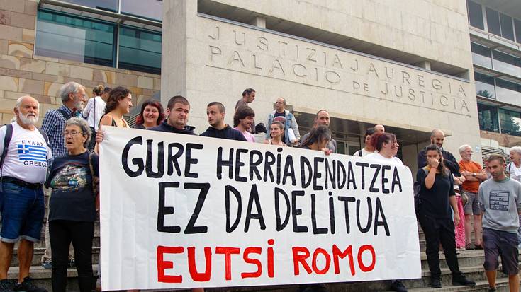 Itzubaltzeta/Romo auzoa defendatzea delitua ez dela aldarrikatu dute dozenaka auzokidek