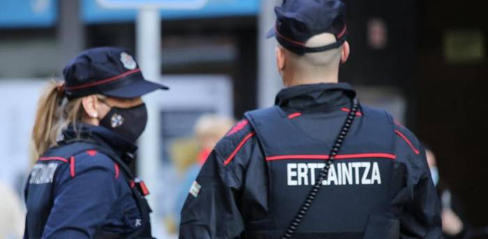 Gizon bat atxilotu dute Leioan hiru emakumeri indarkeriaz lapurtzeagatik