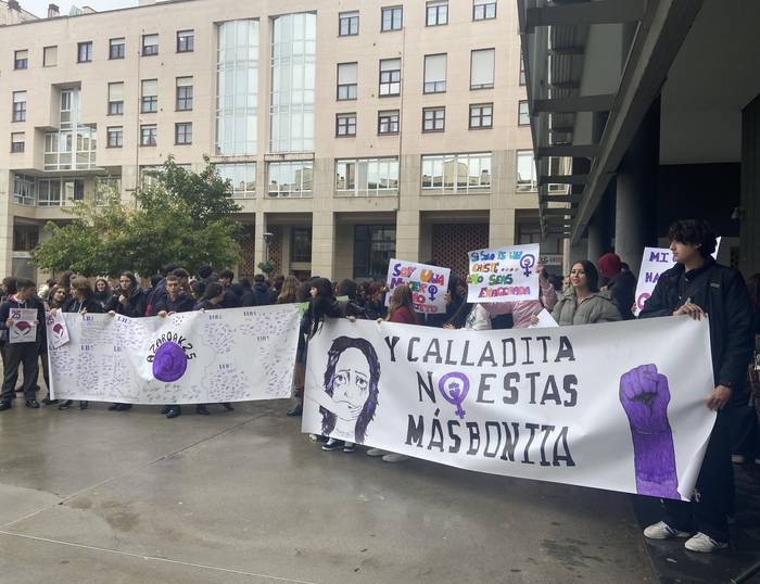 Gizon batek 14 urteko neska bat bortxatu duela salatu dute Leioan