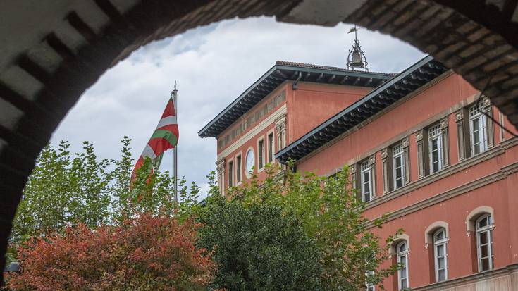 Erandioko udaletxean Espainiako bandera eta erregearen irudia jartzea bozkatuko dute gaur