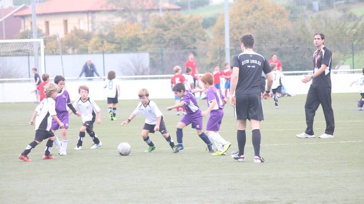Urduliz Futbol Taldea jokalariak hartzen dabil