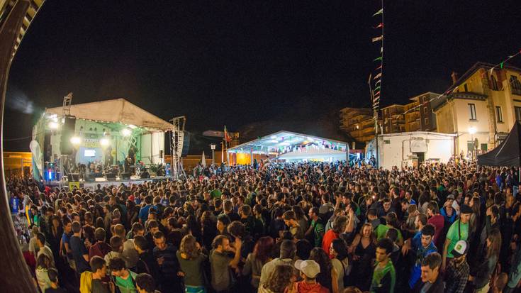 Musika beltzagaz batera, denak dantzan dira Txapel Reggaean