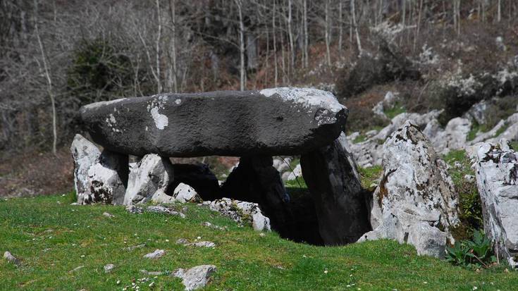 Jentilei buruzko aipamenek irauten dute oraindik ere han eta hemen