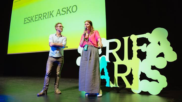 Marina Goñi eta Peio Atxalandabaso: "Jaialdira datozen pertsonak asko zaintzen saiatzen gara, serifalarien familiakoak bezalakoak sentitu daitezen"