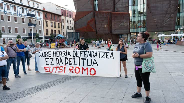 Itzubaltzeta/Romoko nagusien etxea babesteko protesten harira deklaratu duten auzokide bien aldeko elkarretaratzeak egin dituzte