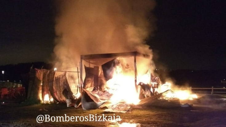 Sute batek Gorlizko hondartzako txosna kiskali du