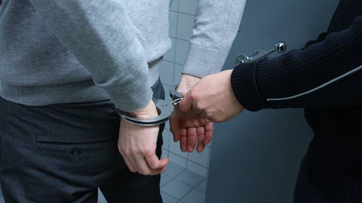Gizon bat atxilotu dute Algortan adingabe bati eraso matxista egin diolakoan