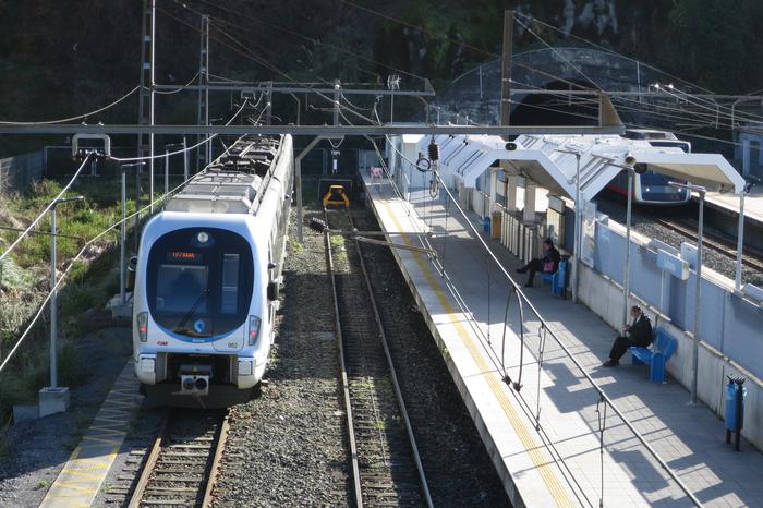 Lutxanako trena mantentzea eskatu diote Euskotreni