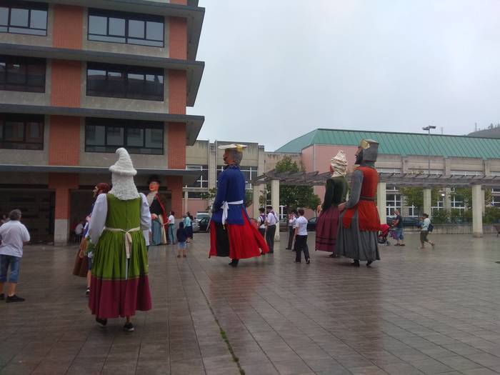 Erraldoi, euritan dantzan!