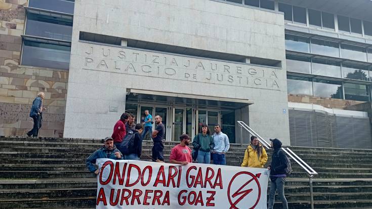 Larrabasterrako auzoetxea eta bestelako gune autogestionatuak babesteko deia egin dute gaur hainbat lagunek Getxoko epaitegien aurrean
