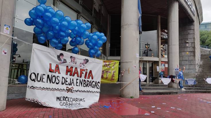 Ertzaintzaren indarkeria salatu dute Marea Urdineko manifestariek Bilboko Itsas Museoaren aurrean egindako elkarretaratzean