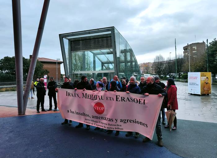 Metro Bilbaoko enpresa-batzordeak elkarretaratzea egin du Algortan langile batek pairatutako erasoa salatzeko