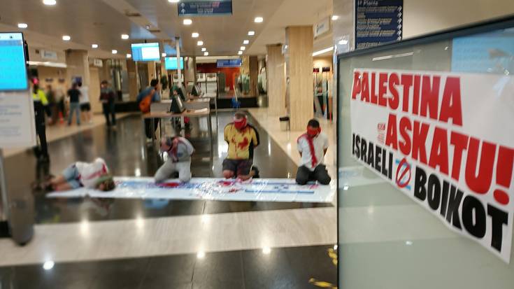 Palestinaren aldeko Khalas! Uribe Kostako taldeak Eusko Jaurlaritzako eraikina okupatu du