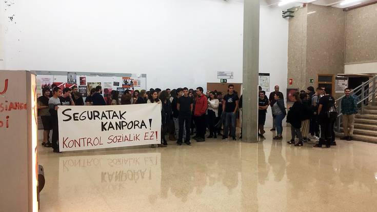 Segurtasun-guardien "presentzia itogarria" salatu dute Kazetaritza fakultateko ikasleek
