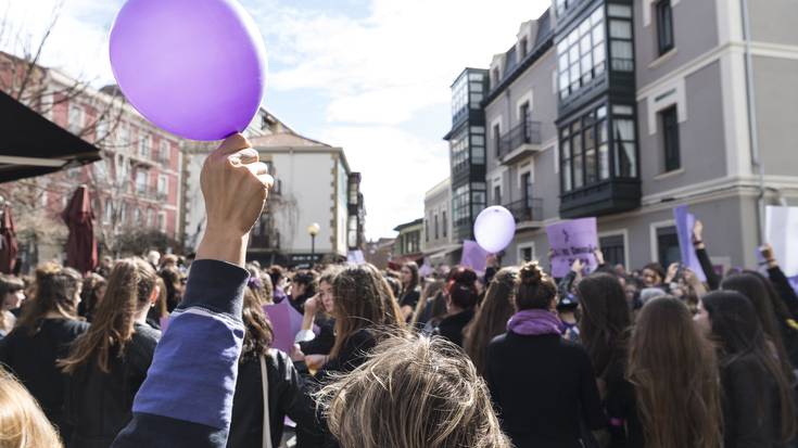 Martxoak 8: arduraz kaleak morez janzteko deia egin du mugimendu feministak