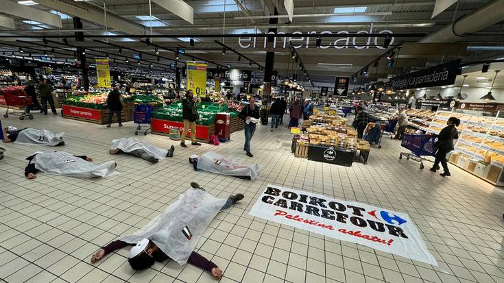 Palestinaren alde, Erandioko Carrefour merkatalgunean protesta egin dute hainbat ekintzailek