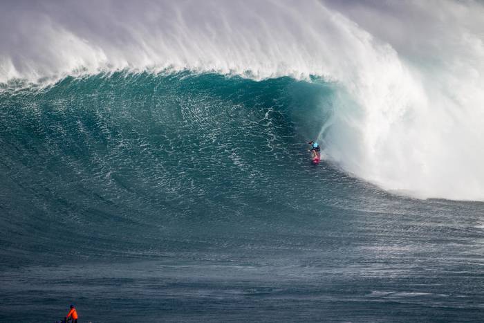 Galeako olatu handien surf-proba bertan behera utzi dute