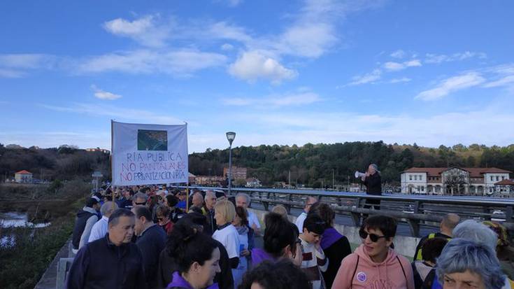 Milaka lagunek protesta egin dute pantalanak ezartzearen kontra