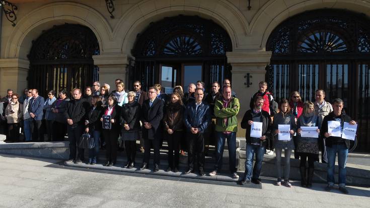 Nizako sarraskia udaletxeen aurrean gaitzestera deitu du Eudelek