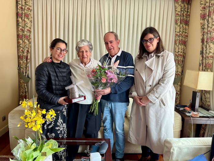Carmen Iturralde Narbaiza eta Elvira Rueda Martinez getxoztarrak omendu dituzte euren 100. urtebetetzean